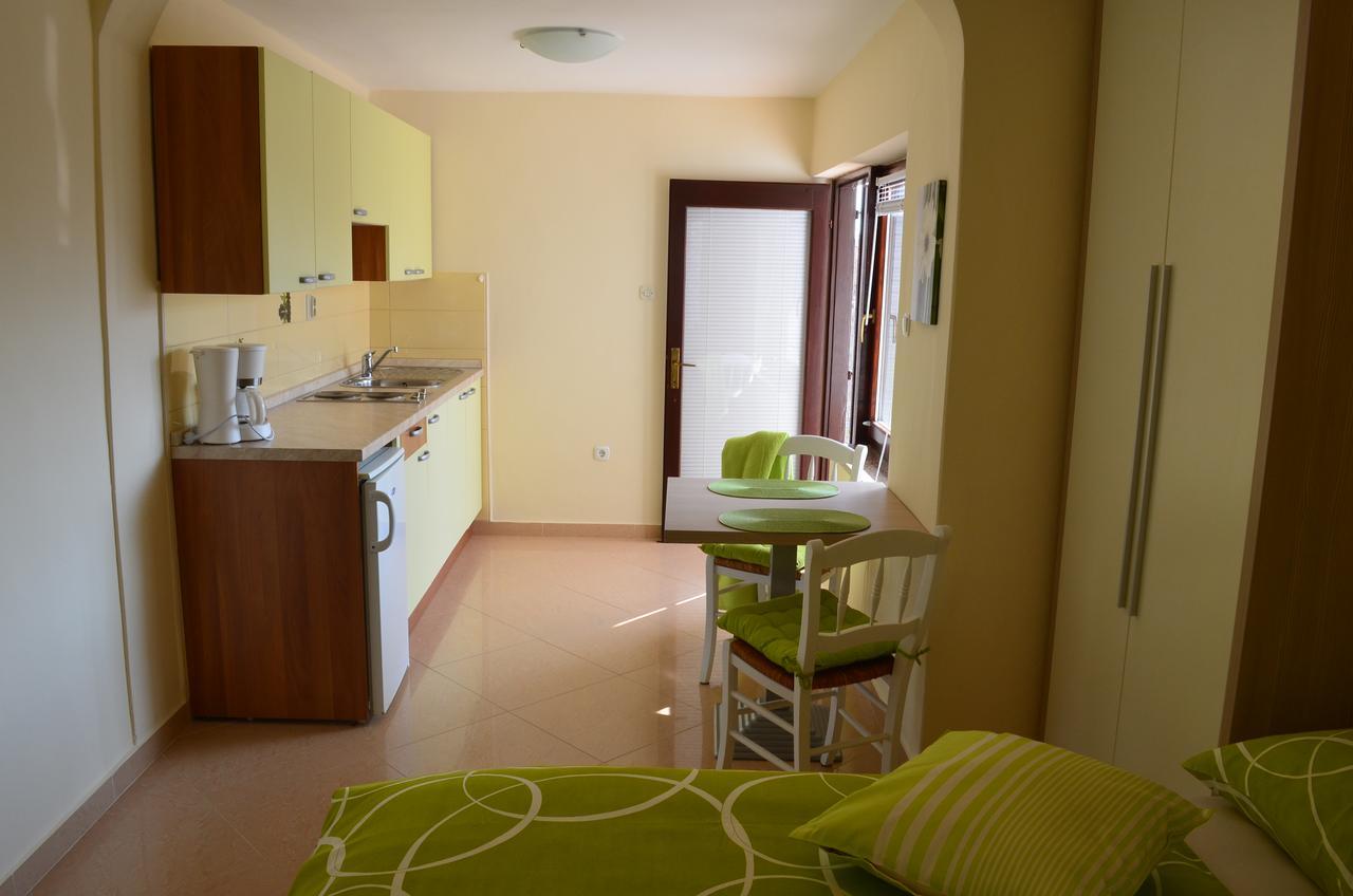 Apartments Mihalic I Башка Экстерьер фото